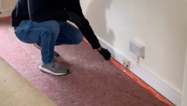 Házat vett a házaspár: amikor benéztek a padlószőnyeg alá, jött a sokk - Videó