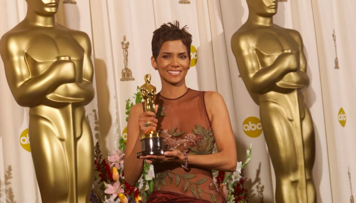 22 év után bújt bele a legendás Oscar-ruhájába Halle Berry - Videó