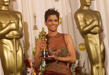 22 év után bújt bele a legendás Oscar-ruhájába Halle Berry - Videó