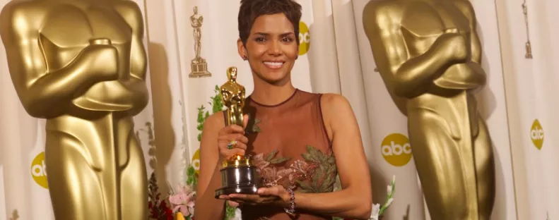 22 év után bújt bele a legendás Oscar-ruhájába Halle Berry - Videó