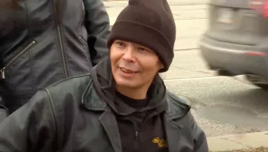 Amputálni kellett a férfi egyik lábát: amikor felébredt, nem hitt a szemének - Videó