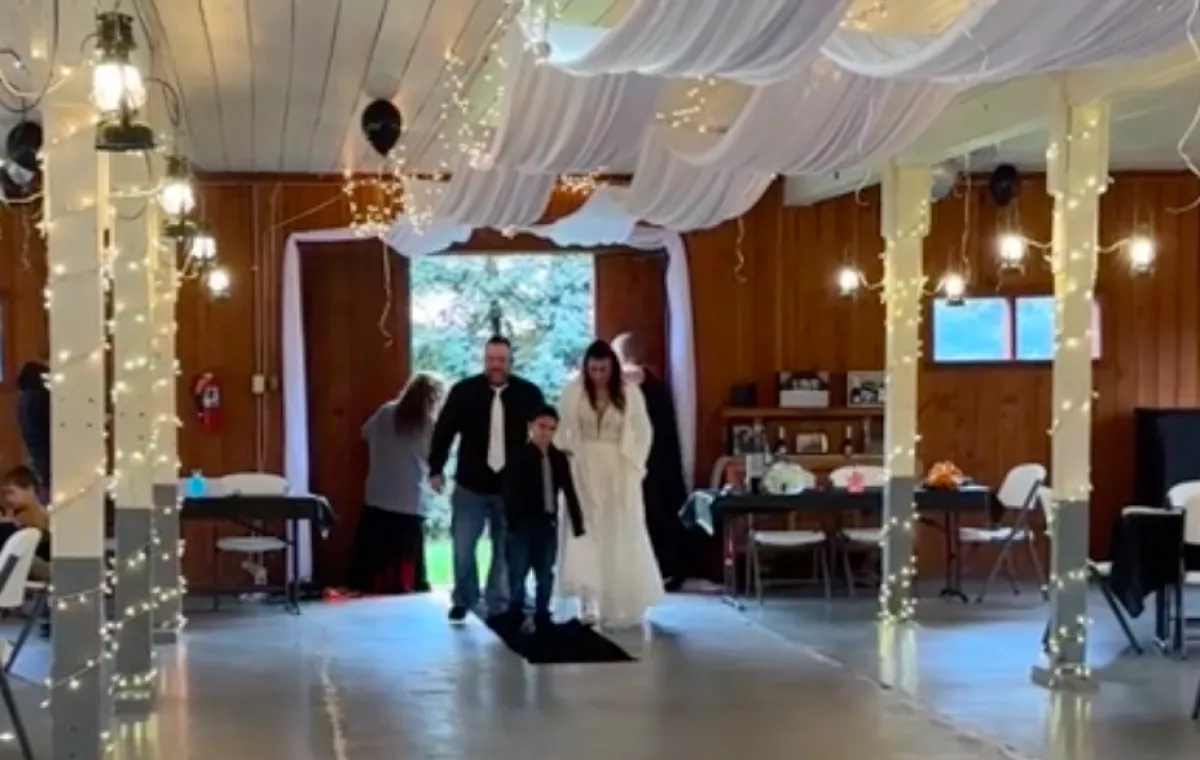 Senki nem ment el a pár esküvőjére: szívszorító videón a ceremónia - Videó