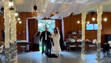 Senki nem ment el a pár esküvőjére: szívszorító videón a ceremónia - Videó