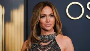 Se bugyi, se más: J-Lo meztelenruhája Jolie fiát és Lawrence pocakját is überelte - Fotók