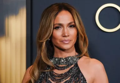 Se bugyi, se más: J-Lo meztelenruhája Jolie fiát és Lawrence pocakját is überelte - Fotók
