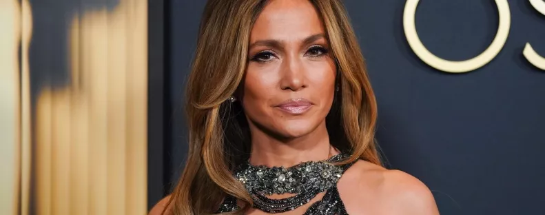 Se bugyi, se más: J-Lo meztelenruhája Jolie fiát és Lawrence pocakját is überelte - Fotók