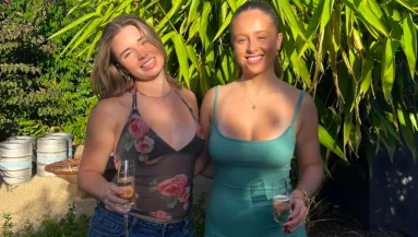 Koktélozott egyet a nyaraláson Bia és a barátnője: most az életükért küzdenek