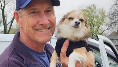 Ahogy ez a kutyus minden nap üdvözli a postást, senkit nem hagy hidegen - Videó