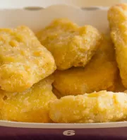 Chicken nuggetset eszik a kislány a szomszédban: nem tudja, mi vár rá otthon - Fotók