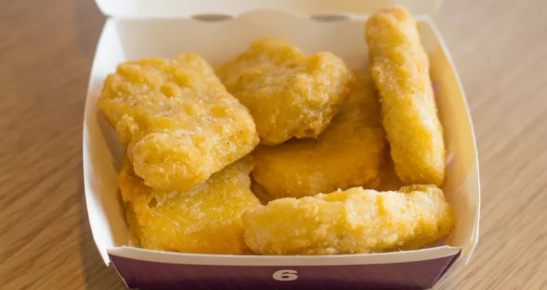 Chicken nuggetset eszik a kislány a szomszédban: nem tudja, mi vár rá otthon - Fotók