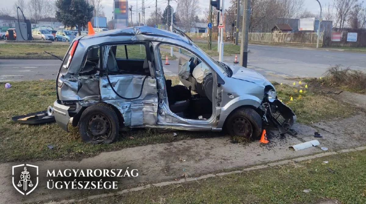 Vezetés közben aludt el a szegedi lány: a busz kamerája rögzítette a brutális balesetet - Videó