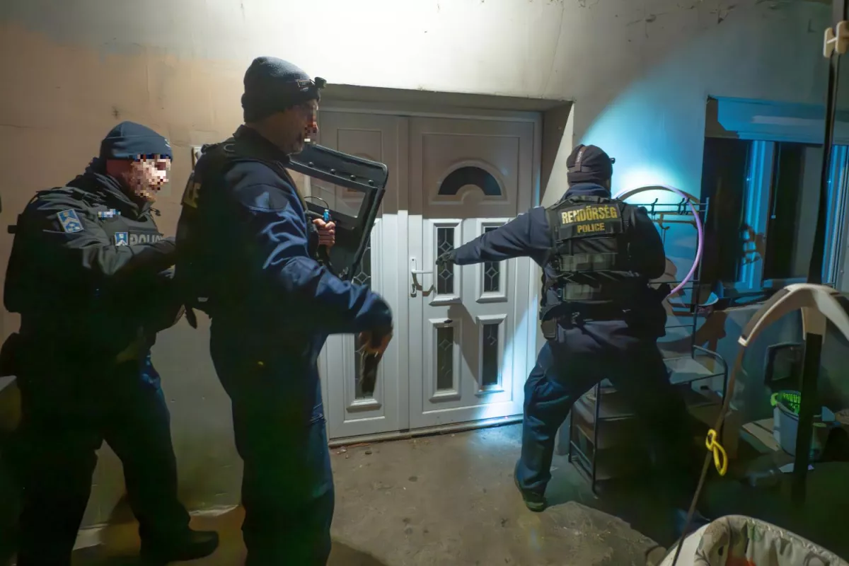 Ugrottak a verdák, az ékszerek: nem csak a házaspárt, a fiukat is letartóztatták - Fotók