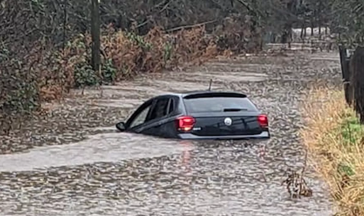 Drámai jelenetek: a süllyedő autóban rekedt a baba - Az apja kétségbeesett döntést hozott - Fotó