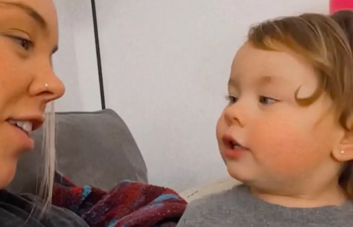 Megkérdezte a kislányát az anya, rossz, vagy jó: a válaszán tízmilliók pusztulnak - Videó