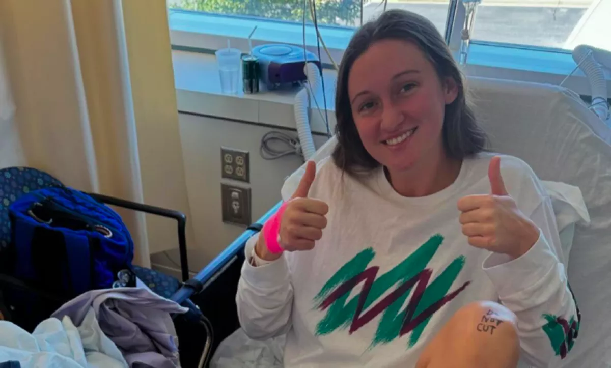 Egy kérdést írt a térdére a műtét előtt a lány: az orvosok válasza meglepő - Videók