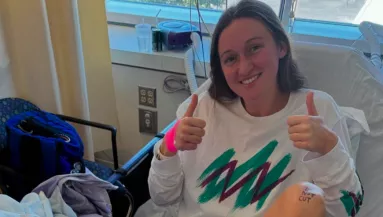 Egy kérdést írt a térdére a műtét előtt a lány: az orvosok válasza meglepő - Videók