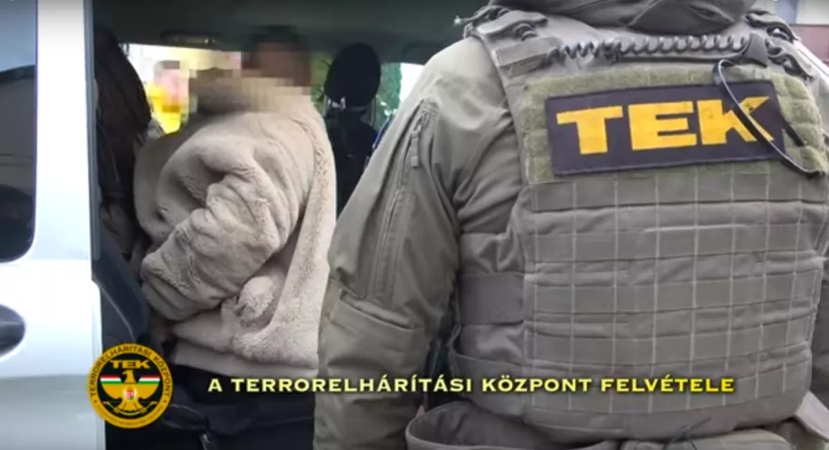 Dobozokban álltak a tízmilliók: ingatlanokat, kocsit, aranyat is lefoglaltak - Fotók