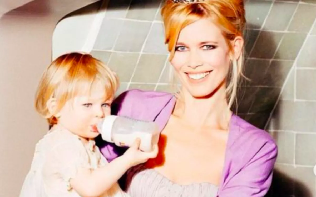 20 éves lett Claudia Schiffer lánya: kiesnek a keblei a bikinijéből - Fotók