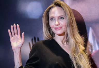 "Sokkoló!" - Durva kritikák érik Angelina Jolie Vogue-címlapját - Fotók