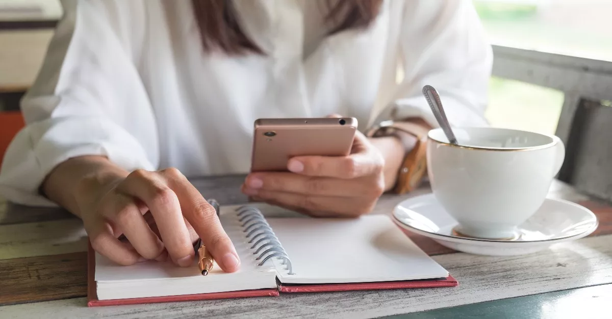 Íme a 3 dolog, amit az érzelmileg intelligens emberek a mobiljukkal csinálnak