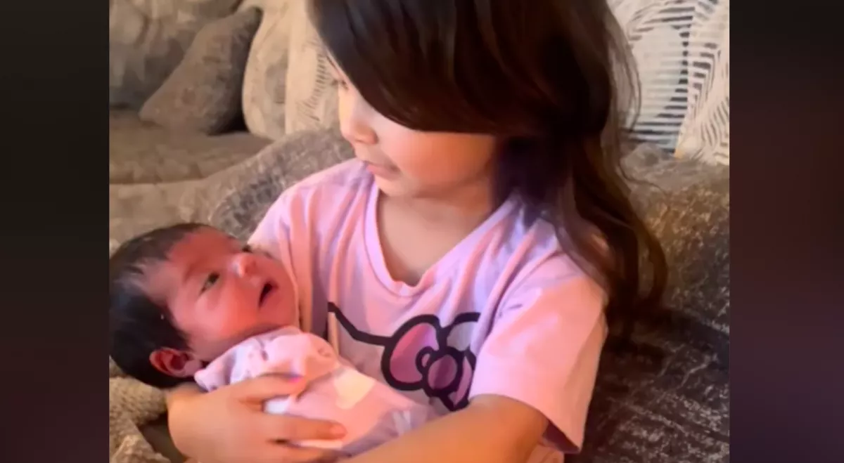 Amikor az anya meglátta, mit csinál a kislány a babával, elállt a lélegzete - Videó