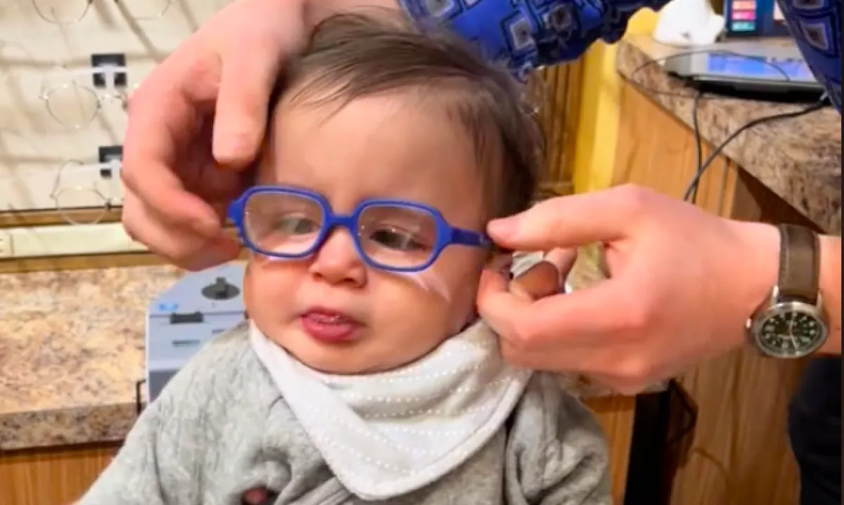 Először látja a szemüvegével a szüleit az egyéves kisfiú: a reakciója megolvasztja a szíveket - Videó