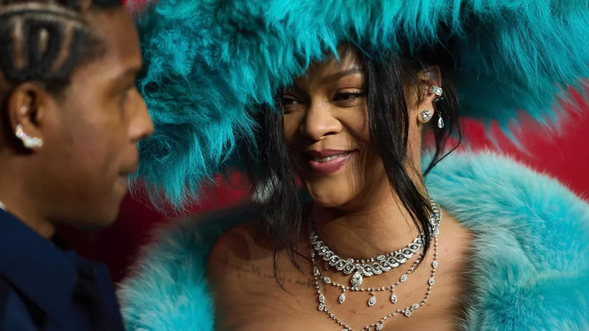 Fashion Awards: Rihanna szettjére nincsenek szavak - De nem akárkiket pipált le - Fotók