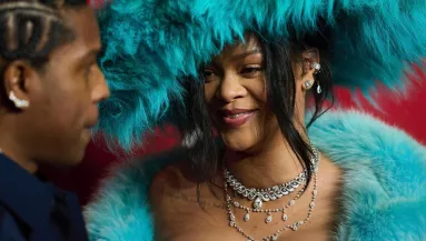 Fashion Awards: Rihanna szettjére nincsenek szavak - De nem akárkiket pipált le - Fotók