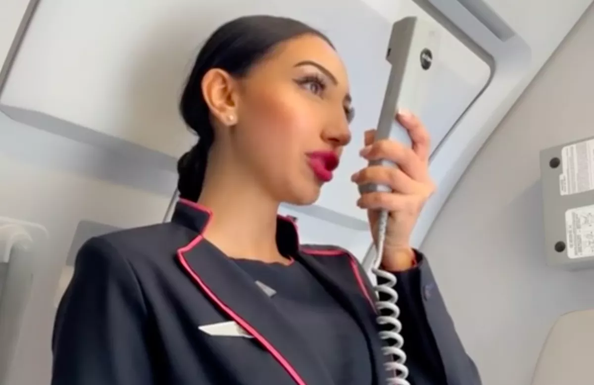 Kitálalt a légiutas-kísérő: ezért üdvözlik valójában a repülőre felszálló összes utast - Videó