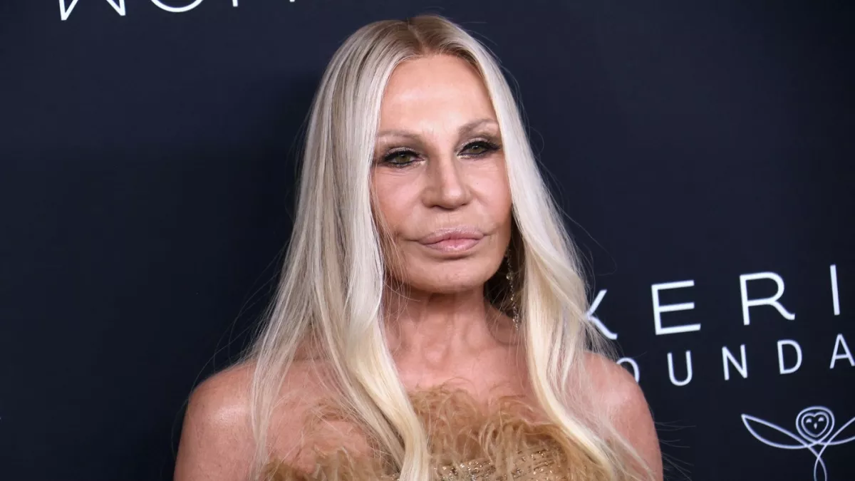 Megdöbbentő photoshop-baki: Donatella Versace-ről beszél mindenki a neten - Fotók