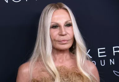 Megdöbbentő photoshop-baki: Donatella Versace-ről beszél mindenki a neten - Fotók