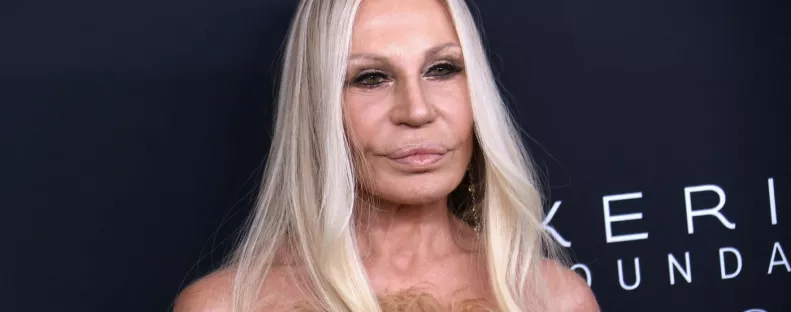 Megdöbbentő photoshop-baki: Donatella Versace-ről beszél mindenki a neten - Fotók
