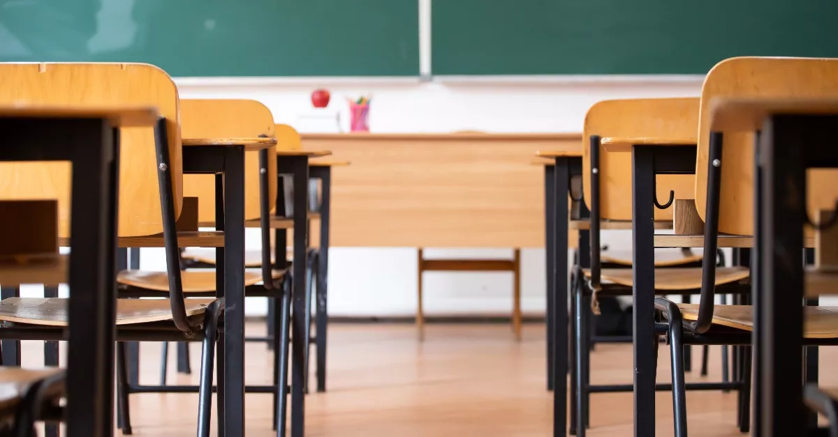 Meztelenül találtak a rendőrök egy tanárra az osztályteremben: ami nála volt, az csak rontott a helyzeten - Fotó