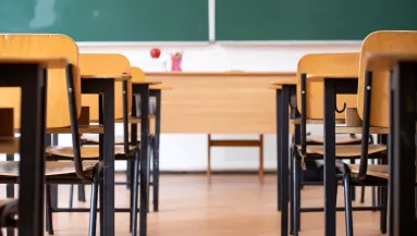 Meztelenül találtak a rendőrök egy tanárra az osztályteremben: ami nála volt, az csak rontott a helyzeten - Fotó