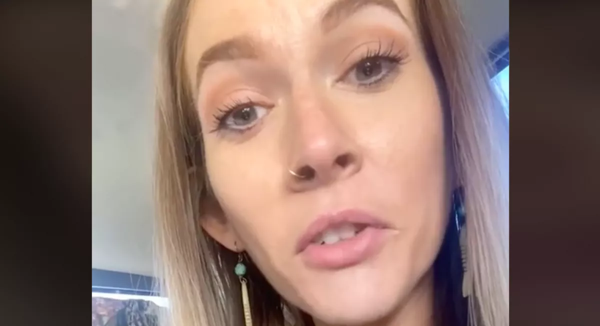 Egy hónap után látta újra a golden retrievert a nő: ami történt, padlóra küldte - Videó