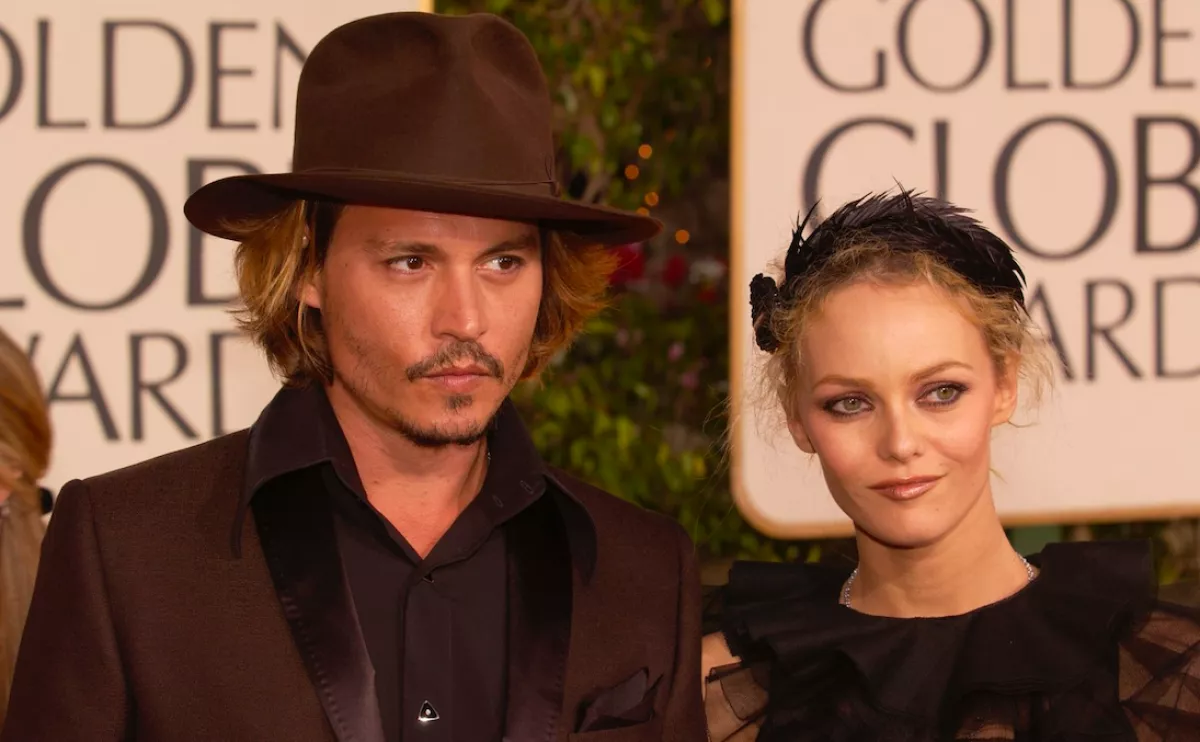 Johnny Depp 22 éves fiáért megőrülnek a nők - Reptéren fotózták le Jacket