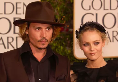 Johnny Depp 22 éves fiáért megőrülnek a nők - Reptéren fotózták le Jacket