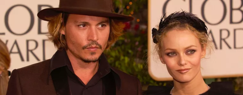 Johnny Depp 22 éves fiáért megőrülnek a nők - Reptéren fotózták le Jacket