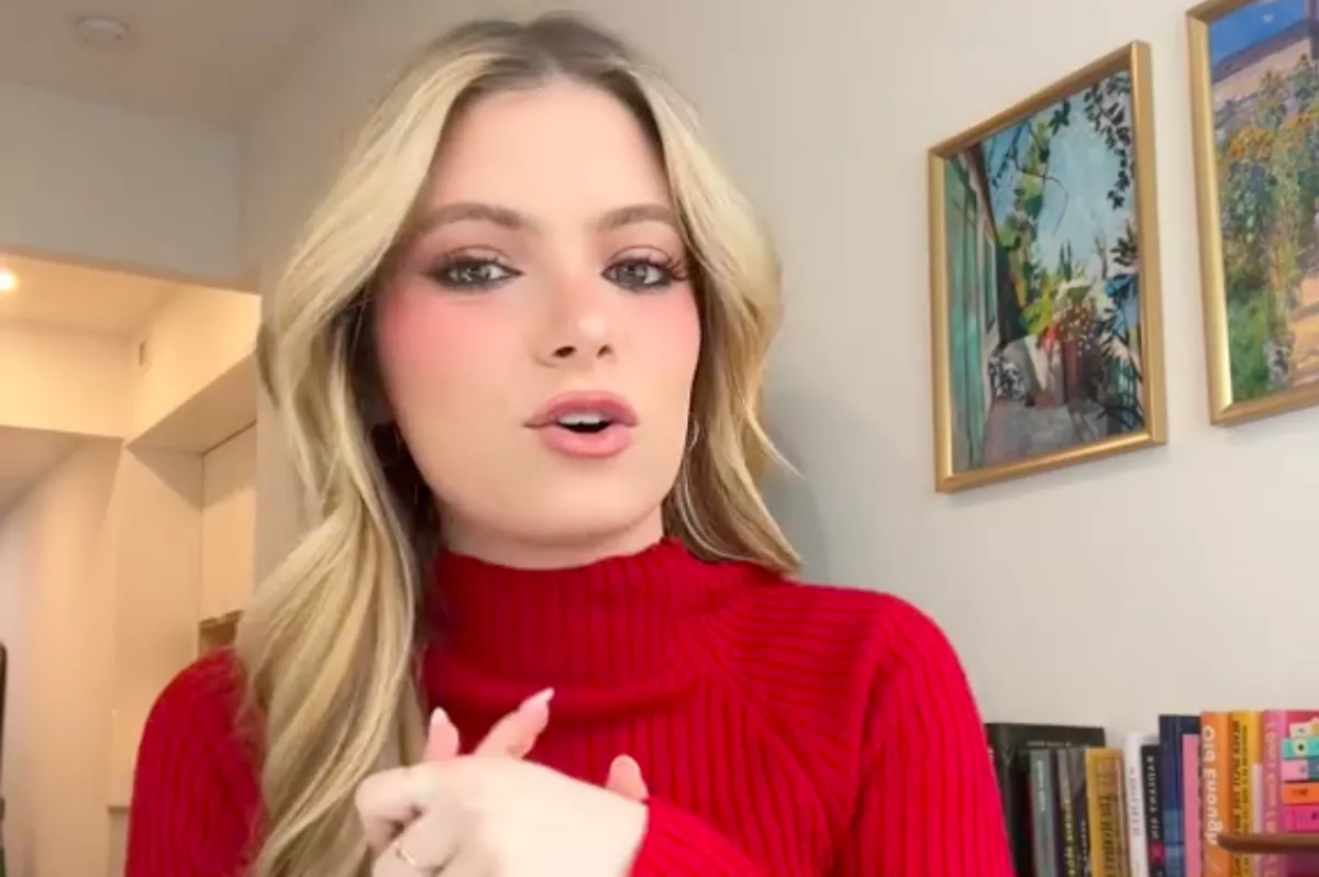 Jobban megnézte a turkálóban vett pulcsit a lány: majd nyelnie kellett egy nagyot - Videó