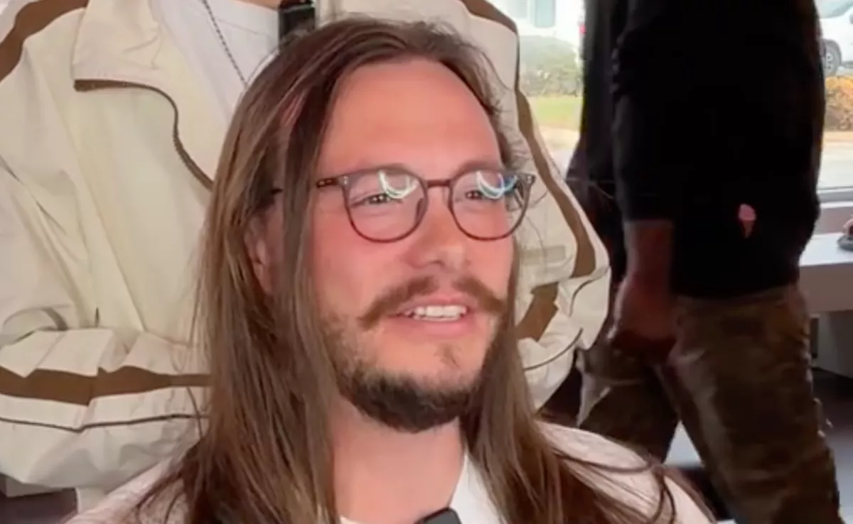 16 év után megy fodrászhoz a férfi: amit belőle csinál, az elképesztő - Videó