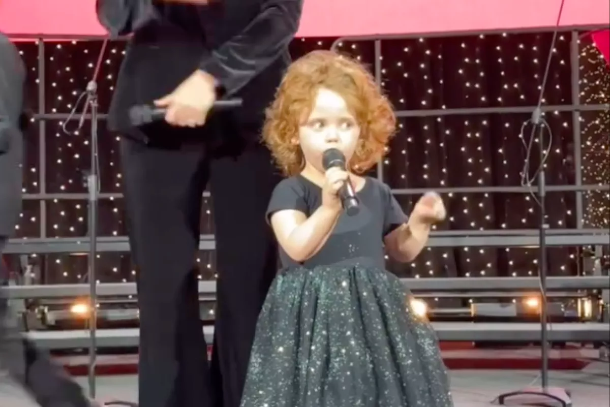 Elvette a 4 éves kislány a mikrofont az igazgatótól: amiről beszélni kezdett, azon sírva pusztul mindenki - Videó