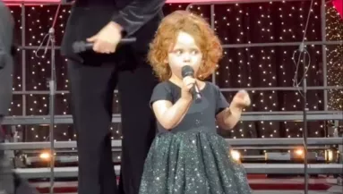 Elvette a 4 éves kislány a mikrofont az igazgatótól: amiről beszélni kezdett, azon sírva pusztul mindenki - Videó