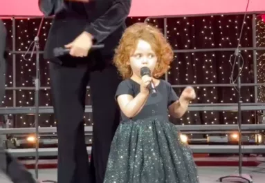 Elvette a 4 éves kislány a mikrofont az igazgatótól: amiről beszélni kezdett, azon sírva pusztul mindenki - Videó