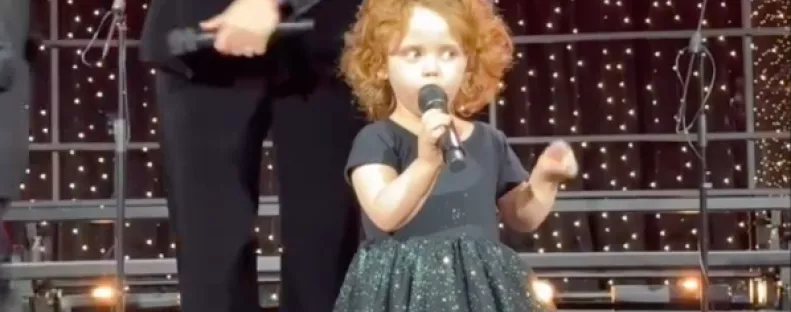 Elvette a 4 éves kislány a mikrofont az igazgatótól: amiről beszélni kezdett, azon sírva pusztul mindenki - Videó