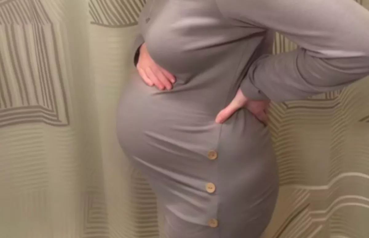 Folyton rugdosott a terhes nő babája: a születése után minden világos lett - Videó