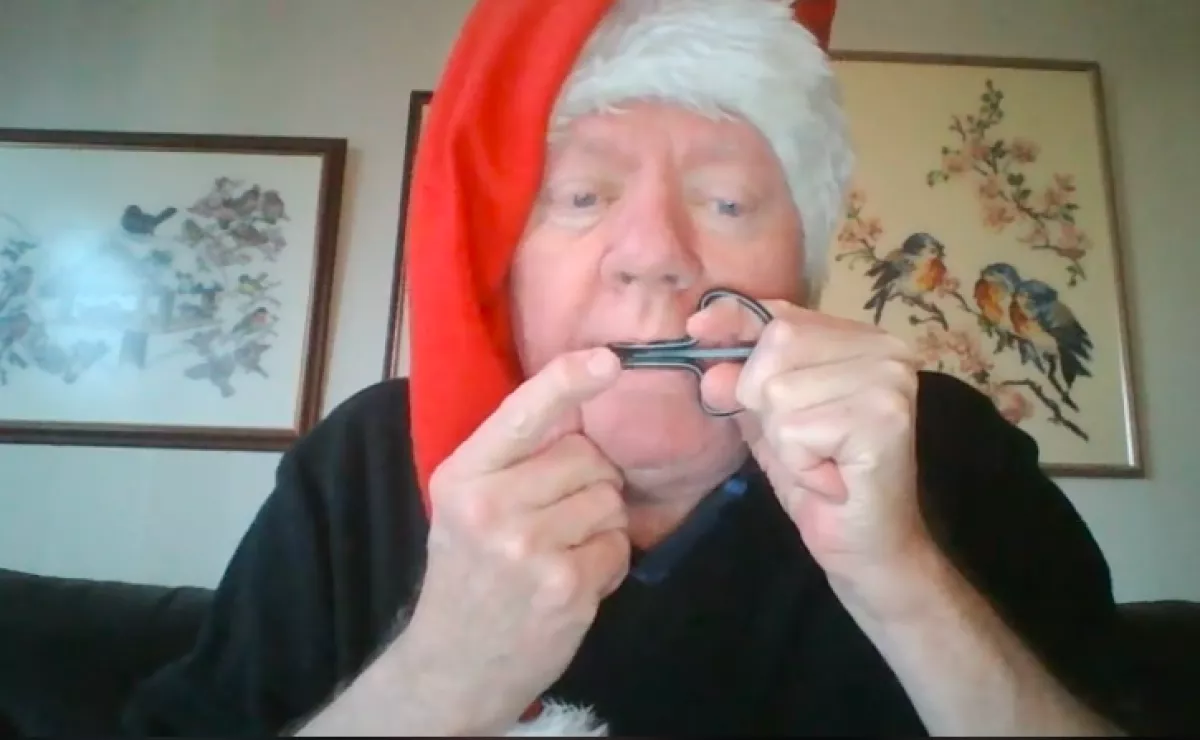 Dorombon akarta eljátszani a karácsonyi dalt a bácsi: 25 millióan pusztulnak azon, mi történt vele - Videó