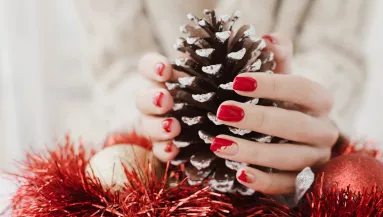 Karácsonyi körömtrend: ezek a motívumok hódítanak 2024-ben - Fotók