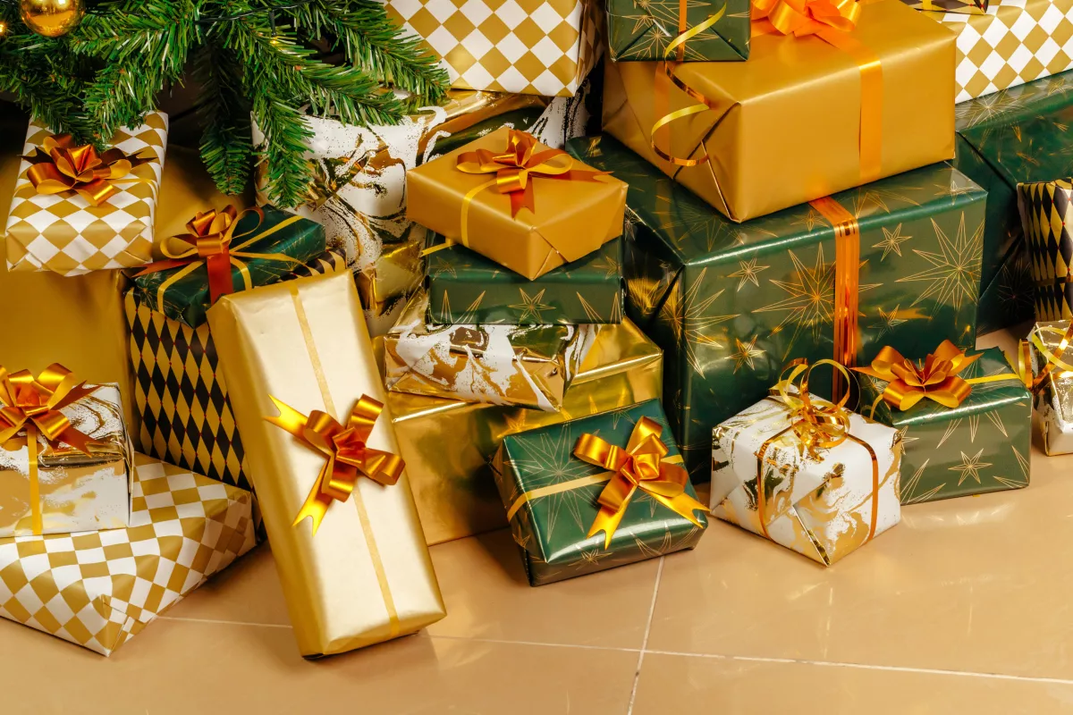 Eladta az unokái karácsonyi ajándékait a nagyapa: elborzadt a család, mit csinált a pénzzel - Fotók