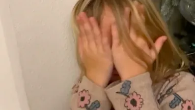 Különös kívánsága volt a kislánynak: sikongatni kezdett, amikor meglátta a karácsonyi ajándékát - Videó