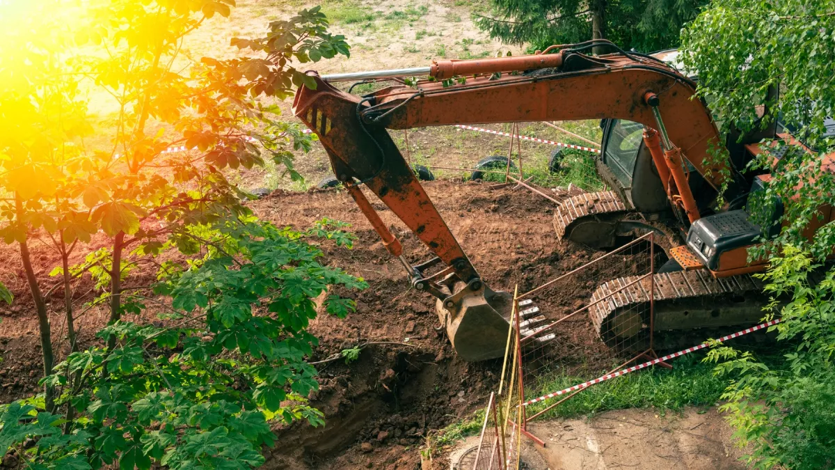 Tragikus baleset a tanyán: egy egyéves kisfiú elvesztette a karját